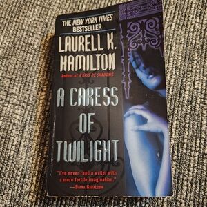 5/$20 A Caress Of Twilight Laurell K Hamilton Best Seller Paperback Book